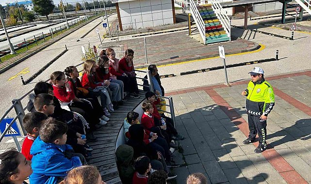 Polisten miniklere trafik eğitimi