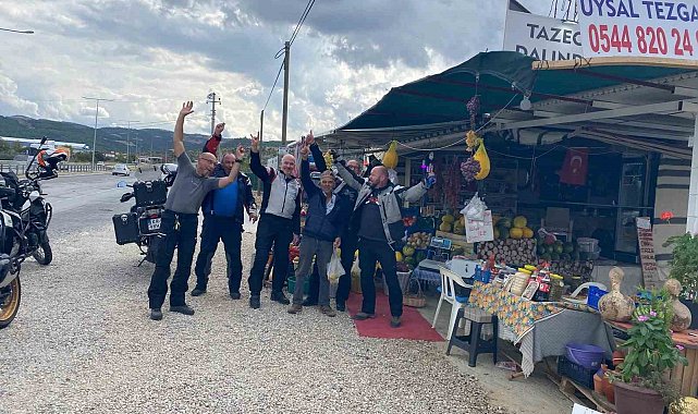 Polonyalı turistlerin mola yeri Sarıgöl'deki üzüm tezgahı oldu