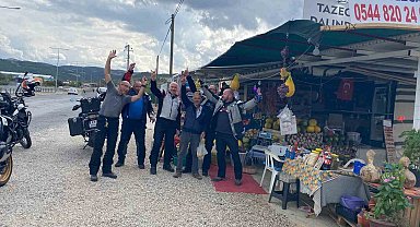Polonyalı turistlerin mola yeri Sarıgöl'deki üzüm tezgahı oldu