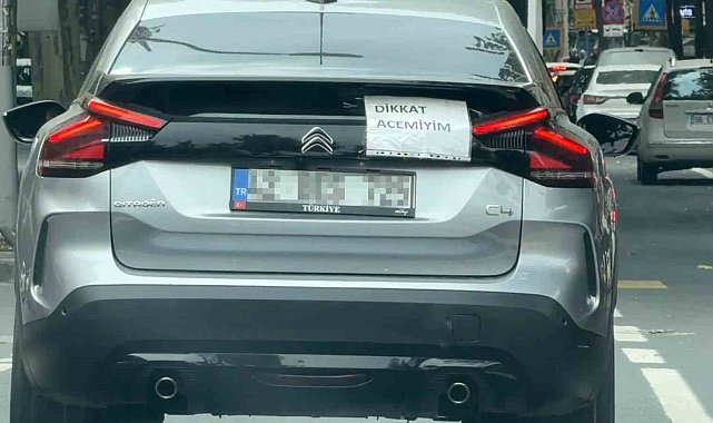 "Dikkat acemiyim" yazısını cama yapıştırıp trafiğe çıktı