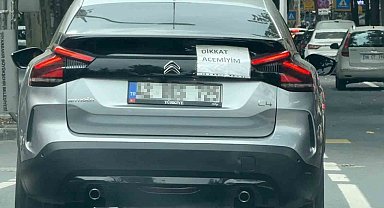 "Dikkat acemiyim" yazısını cama yapıştırıp trafiğe çıktı