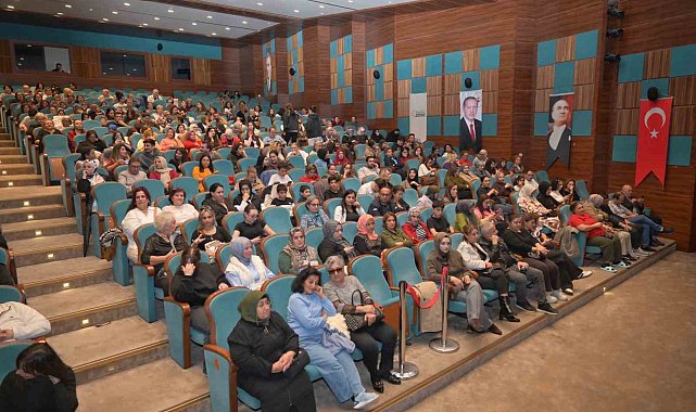 "Üç Kadın Bir Oyun" Esenyurt'ta kapalı gişe sahnelendi