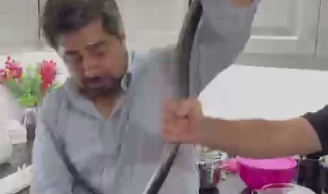 "Yılancı Kemal" 2 metrelik yılanı 4 saatlik mücadele sonunda çıplak elleriyle yakaladı