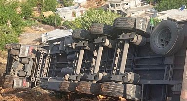 Rampada kontrolden çıkan tır devrildi: 1 yaralı