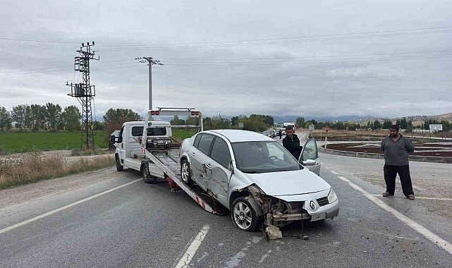 Refüje giren otomobil sürücüsü yaralandı