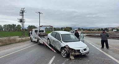 Refüje giren otomobil sürücüsü yaralandı