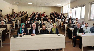 Rektör İlahiyat Fakültesi öğrencilerinin dersine konuk oldu
