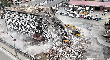 Rize İl Özel İdaresi'nin riskli binalarında yıkım başladı