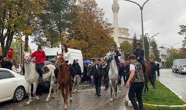 Sağanak yağış altında Cumhuriyet Bayramı'nı kutladılar