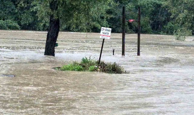 Sağanak yağış Bartın Irmağı'nı taşırdı