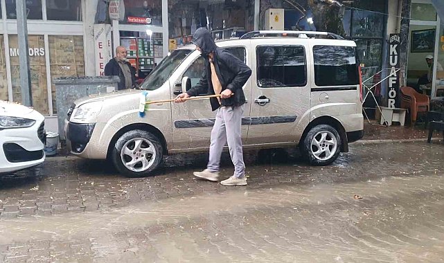 Sağanak yağışı fırsata çevirdi: Aracını yağmur altında yıkadı