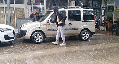 Sağanak yağışı fırsata çevirdi: Aracını yağmur altında yıkadı
