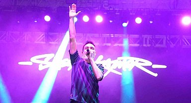 Sagopa Kajmer konserinde binlerce kişi yağmur altında Cumhuriyet coşkusunu yaşadı
