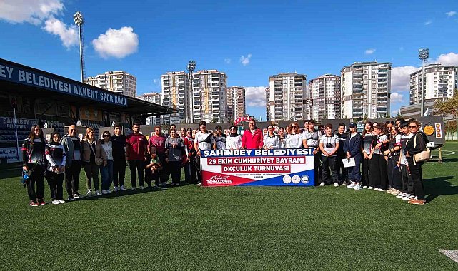 Şahinbey'de Cumhuriyet coşkusu sahalara taşındı