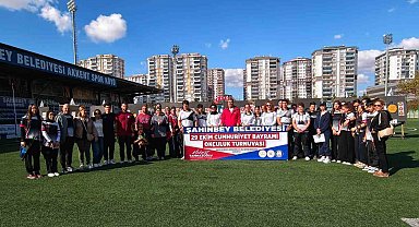 Şahinbey'de Cumhuriyet coşkusu sahalara taşındı
