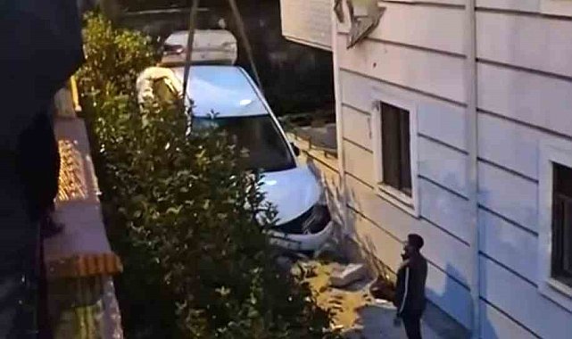 Sakarya'da kontrolden çıkan otomobil ikinci kattaki daireye çarptı