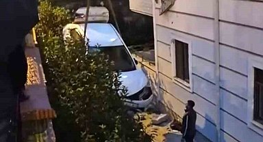Sakarya'da kontrolden çıkan otomobil ikinci kattaki daireye çarptı