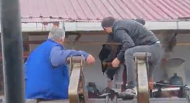 Sakarya'da mahsur kalan vatandaşlar kepçeyle kurtarıldı