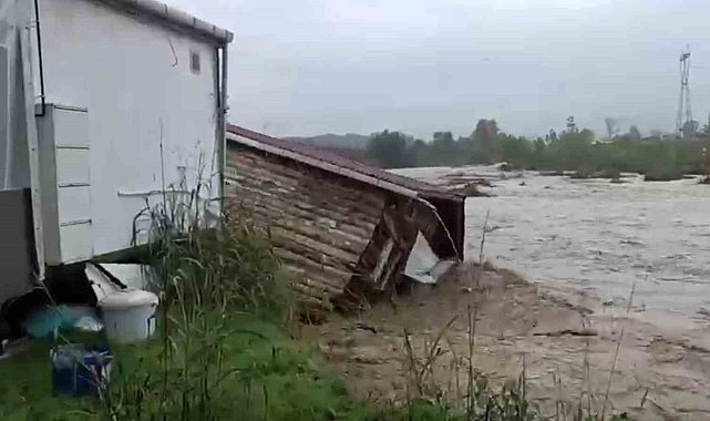 Sakarya'da sel sularına kapılan evler böyle sürüklendi: Evdekiler son anda kurtuldu