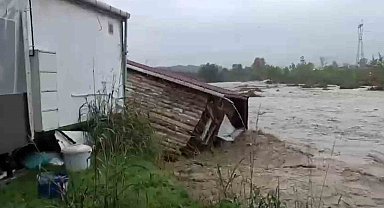 Sakarya'da sel sularına kapılan evler böyle sürüklendi: Evdekiler son anda kurtuldu