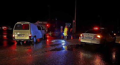 Sakarya'da şiddetli yağışta D-650'de ulaşım durdu, araçlar mahsur kaldı