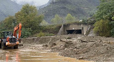 Sakarya'da toprak kayması nedeniyle iki mahalleye giriş kapandı