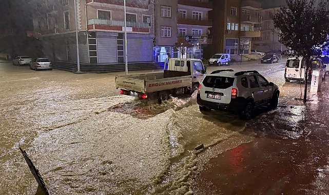 Sakarya'da yükseklerden inen sel suları ilçe merkezini esir aldı
