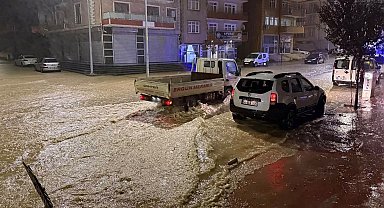Sakarya'da yükseklerden inen sel suları ilçe merkezini esir aldı