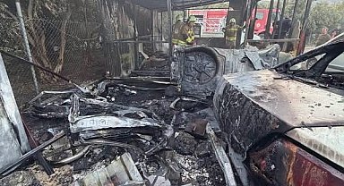 Samandağ'da kulübede başlayan yangında galerideki 3 araç zarar gördü