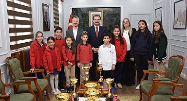 Şampiyonlar başarılarını Kaymakam Güldoğan ile paylaştı