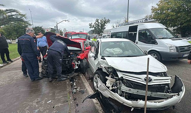 Samsun'da otomobiller kafa kafaya çarpıştı: 1'i ağır 2 yaralı