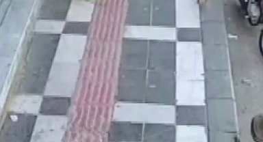 Şanlıurfa'da iki kız kardeşinin çantasını sırtlayan ağabey kamerada