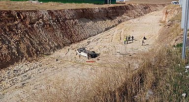 Şanlıurfa'da otomobil 15 metre yükseklikten çalışma yapılan yola uçtu: 1 ölü