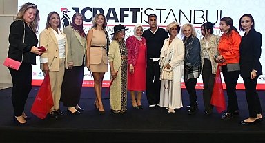 Şapkalar podyumda