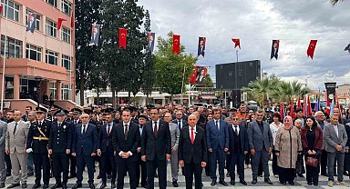 Sarıgöl'de Cumhuriyet coşkusu çelenk töreniyle başladı