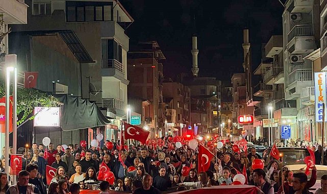 Sarıgöl'de Cumhuriyet coşkusu fener alayıyla sokaklara taştı