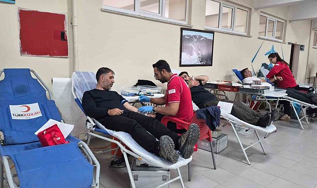 Sarıkamış'ta üniversite öğrencilerinden Kızılay'a kan bağışı desteği