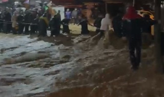 Sarıyer'de dere taştı, mahsur kalanlar halatlarla kurtarıldı
