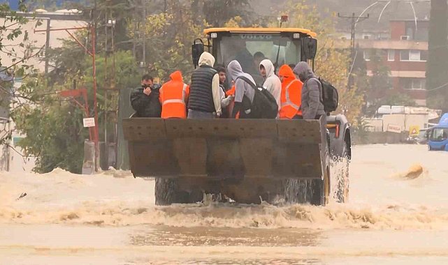Sarıyer'de mahsur kalan vatandaşlar iş makinesiyle kurtarıldı