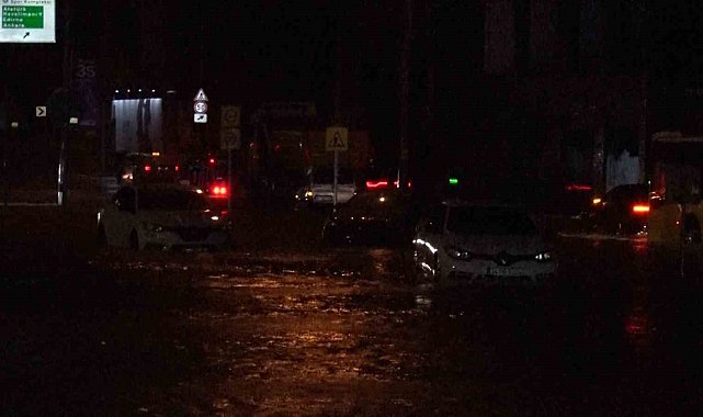 Sarıyer'de sağanak sonrası göle dönen caddede araçlar kontak kapattı