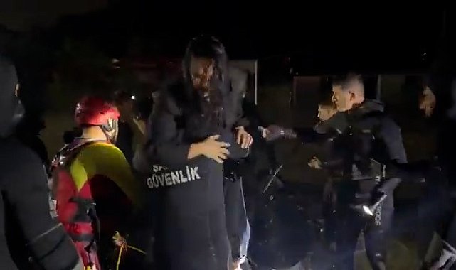 Sarıyer'de selde mahsur kalan oyuncu Demet Özdemir kurtarıldı
