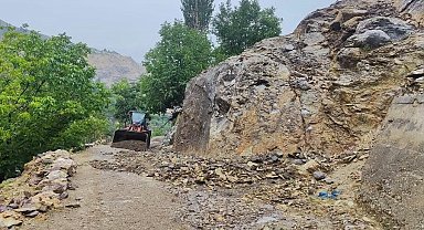 Sason'da heyelan ve taş düşmeleri nedeniyle kapanan köy yolları ulaşıma açıldı