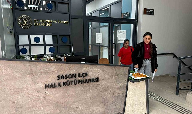 Sason'da kütüphaneye gelen öğrencilere tatlı ve içecek ikramı