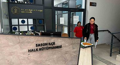 Sason'da kütüphaneye gelen öğrencilere tatlı ve içecek ikramı