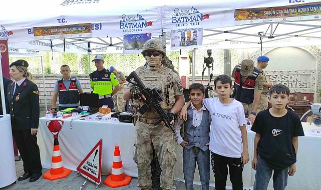 Sason'daki festivalde jandarma standına yoğun ilgi