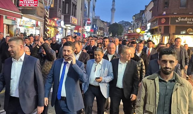 Seçim zaferini yaklaşık 800 metre yol yürüyerek kutladılar