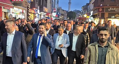 Seçim zaferini yaklaşık 800 metre yol yürüyerek kutladılar