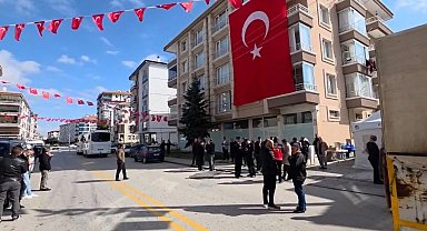Şehit polis Ahmet Türkoğlu'nun baba ocağına Türk bayrağı asıldı