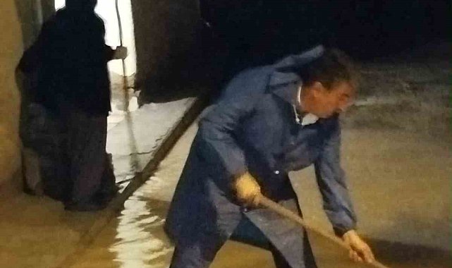 Sel felaketini yaşayan Yurtbaşı'nda Başkan Doğan ekiplerin başında sahaya indi