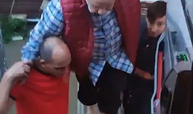 Selde mahsur kalan yaşlı adam, merdivenle köprü yapılarak kurtarıldı